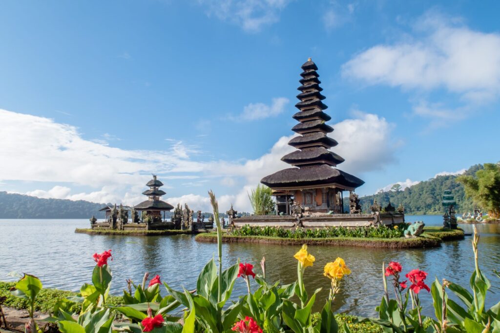 Ulun Danu Beratan Temple 3 - Come2Indonesia